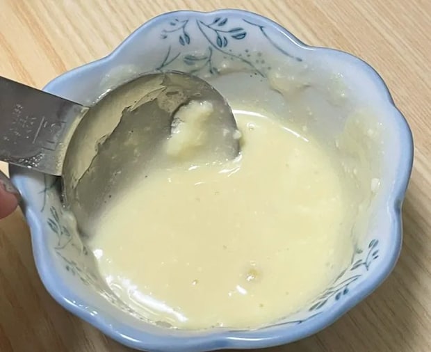 『クリープ』をお湯で溶かす写真（撮影：grapeフード編集部）