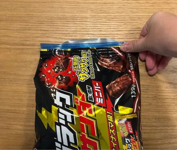 ジッパー部分の密着をチェックする様子（撮影：grapeフード編集部）