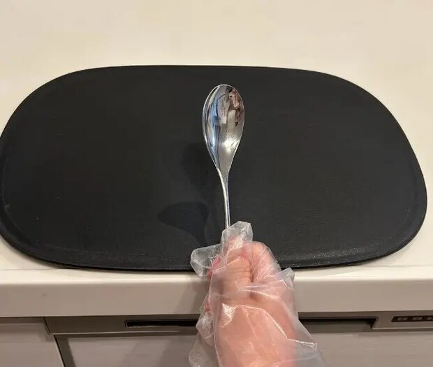 スプーンを用意する様子（撮影：grapeフード編集部）