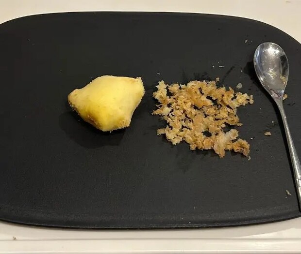 凸凹部分を剥く様子（撮影：grapeフード編集部）