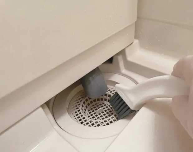 排水口を掃除している様子