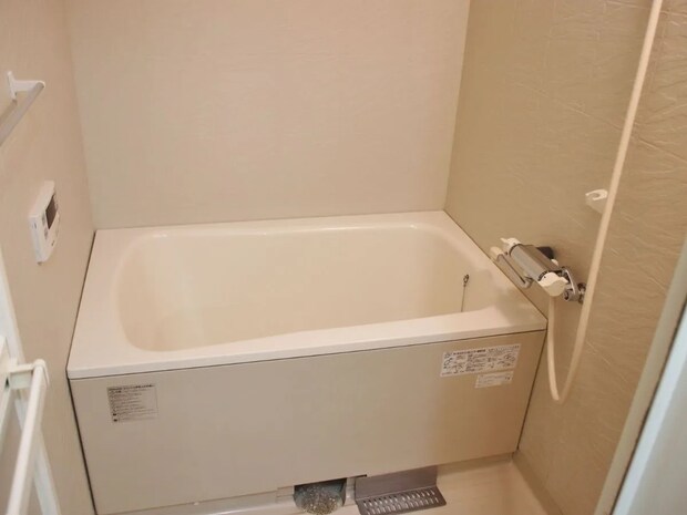 面倒なカビ取り掃除が激減！　入浴後に高温のお湯をかける予防術に「習慣にする」「試します」【浴室の豆知識4選】