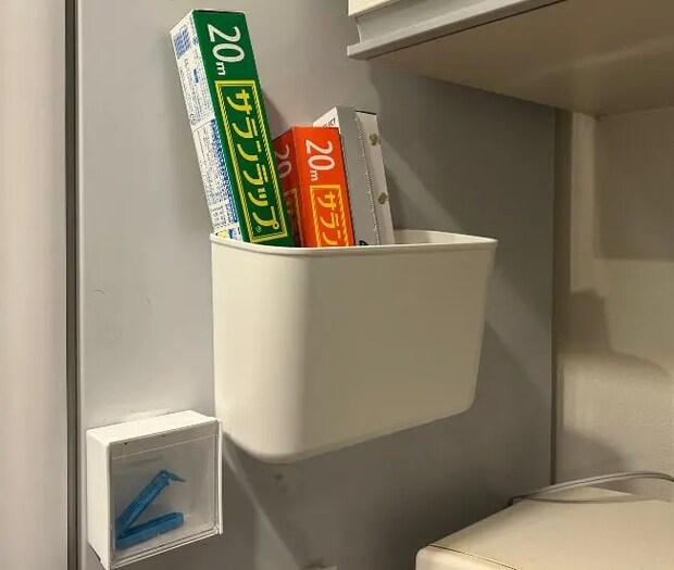 ケースを吊るしてラップやアルミホイルを収納する様子（撮影：grapeライフハック編集部）