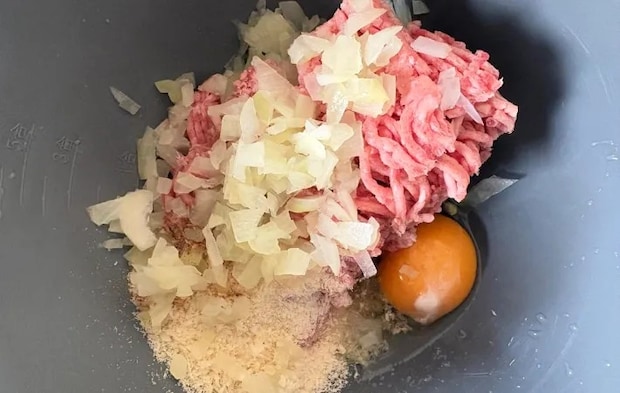 ボウルに材料を入れた画像（撮影：エニママ）