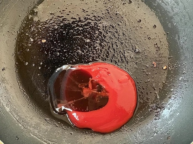 ソースを作っている画像（撮影：エニママ）