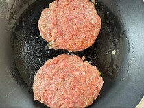 ハンバーグにのせて焼くと？　旬野菜の食べ方に「意外と合う」「華やか！」