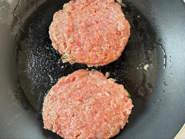 ハンバーグにのせて焼くと？　旬野菜の食べ方に「意外と合う」「華やか！」
