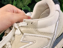 「この穴ってなに？」「どうやって使うんだろ」　スニーカーの靴紐を通す活用法を試したら「履き心地がぜんぜん違う！」