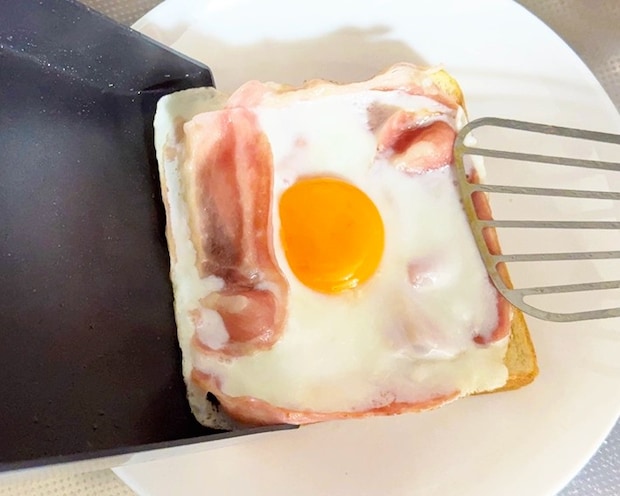 目玉焼きを玉子焼き器で作る（撮影：grapeフード編集部）