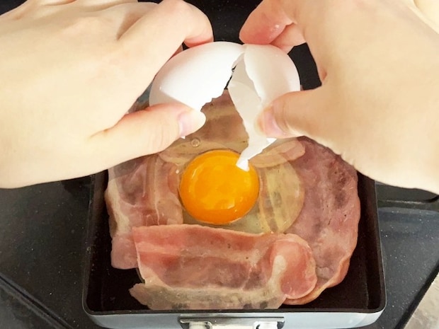 目玉焼きを玉子焼き器で作る（撮影：grapeフード編集部）