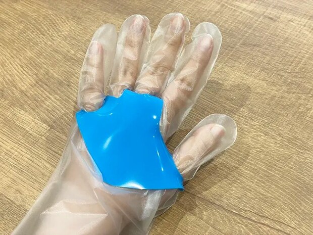 『手袋ピタット』を装着する写真（撮影：grapeライフハック編集部）