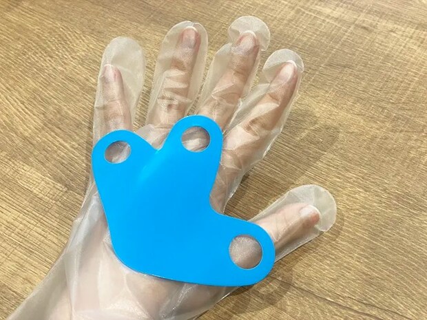 『手袋ピタット』を手の甲にのせる写真（撮影：grapeライフハック編集部）