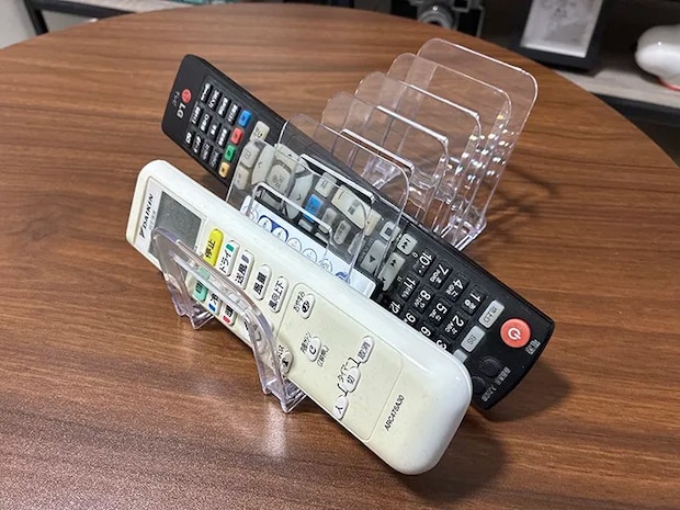 3個のリモコンを立てかけたハンカチスタンド（撮影：grapeライフハック編集部）