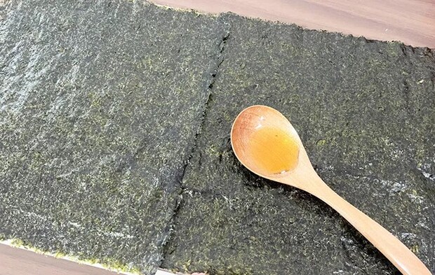 焼きのりにごま油を塗る前の画像（撮影:エニママ）　