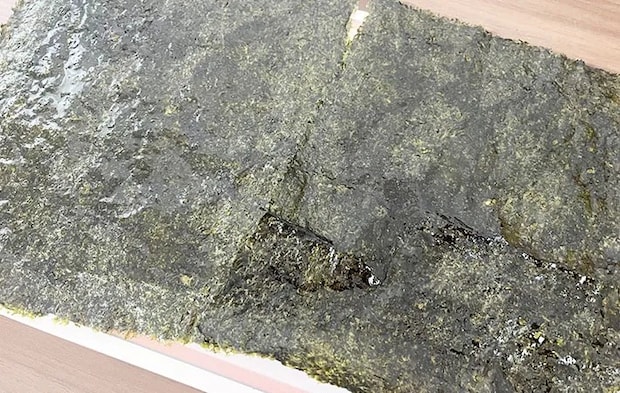 焼きのりにごま油を塗り終えた画像（撮影:エニママ）　