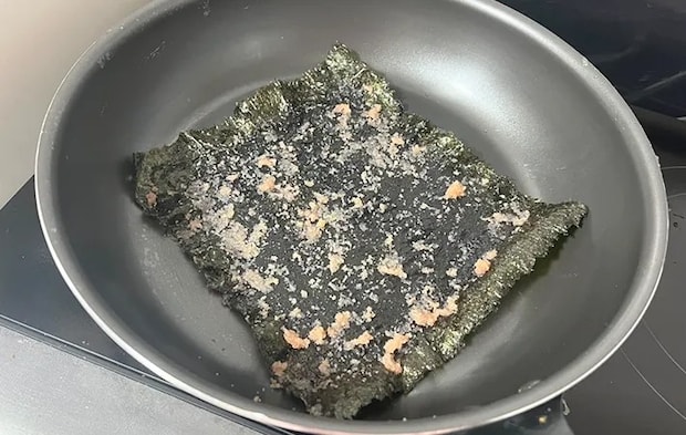 フライパンで焼きのりを焼いている画像（撮影:エニママ）　