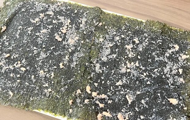 明太子を焼きのりに塗り付けた画像（撮影:エニママ）　