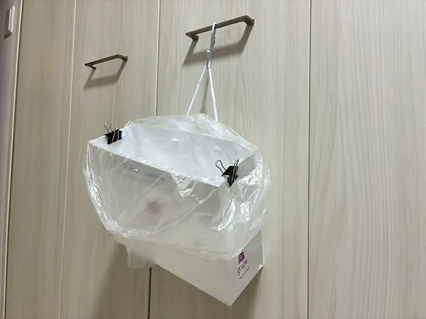 クローゼットの取っ手につけた簡易ゴミ箱（撮影：grapeライフハック編集部）