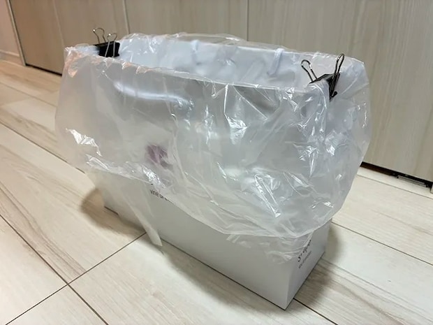 ポリ袋をダブルクリップで固定した紙袋（撮影：grapeライフハック編集部）