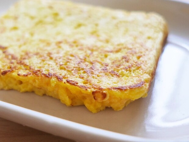 パン粉フレンチトーストの側面（撮影：grapeフード編集部）