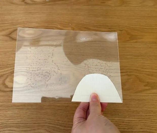 透明なプラスチック板を切り取る様子（撮影：grapeライフハック編集部）