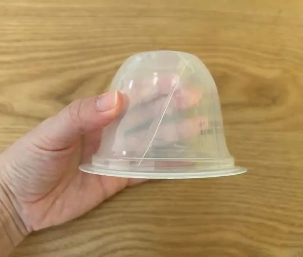 ゼリーのカップにプラスチック板を設置する様子（撮影：grapeライフハック編集部）