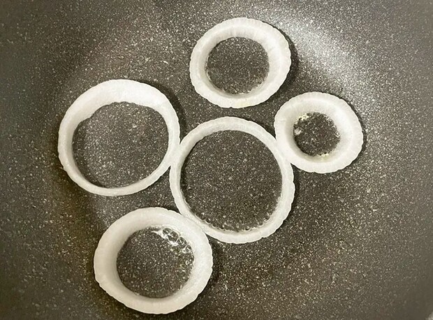 輪切りのタマネギを焼く写真（撮影：grapeフード編集部）