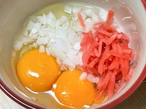 新タマネギに卵を注いで焼くと…？　完成した料理に「インパクト抜群」「お弁当にもいい」