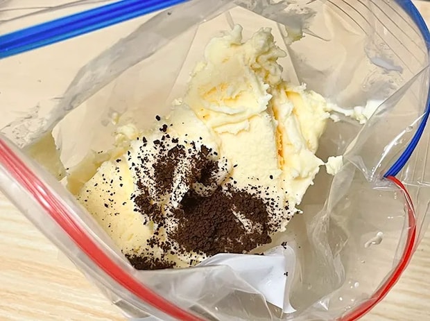 アイスとインスタントコーヒーをジッパーつき保存袋に入れる写真（撮影：grapeフード編集部）
