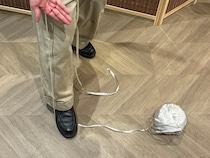 災害時に使えるビニール紐　ハサミを使わずに20秒で切れる方法が「簡単」