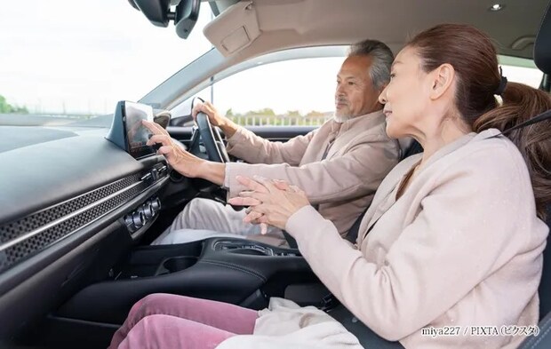 『シニアカップル　自動車』の写真
