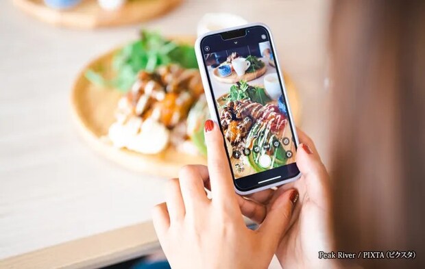『スマホで料理を撮影』の写真