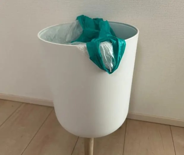 ゴミ袋2枚をフックにかけて設置する様子（撮影：grapeライフハック編集部）