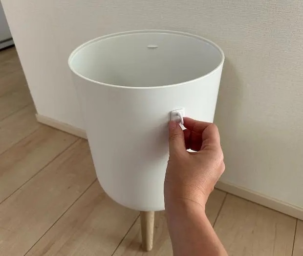 フック2個を逆向きに貼りつける様子（撮影：grapeライフハック編集部）