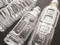 針金ハンガーに一工夫　空のペットボトルを通した結果に「コレは賢い」「早速試す」【活用法4選】