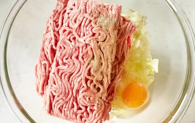 豚ひき肉、卵、塩コショウ、ナツメグを加えた画像（撮影：エニママ）