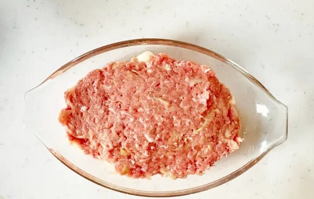 肉だねを敷き詰めた画像（撮影：エニママ）
