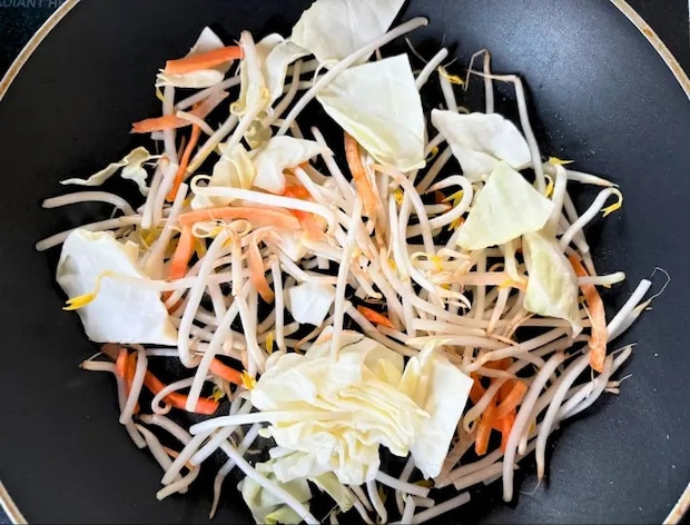 カット野菜を炒めている画像（撮影：エニママ）