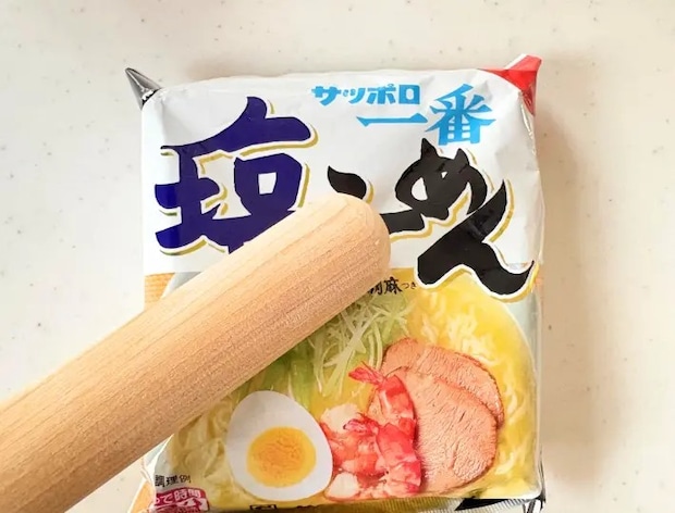 インスタント麺をめん棒で砕く画像（撮影：エニママ）
