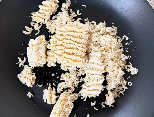 インスタント麺を炒めている画像（撮影：エニママ）
