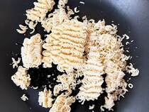 麺を袋ごと叩いて砕く！？　インスタント麺の思わぬ使い道に「え、うま」「このために買う」