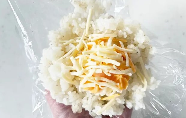 ご飯の上に冷凍グラタンを乗せた画像（撮影：エニママ）