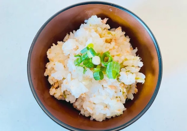 器に盛りつけた『鮭とろろ昆布ごはん』の画像（撮影：エニママ）