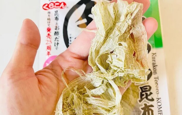 かたまっているとろろ昆布を手で持っているの画像（撮影：エニママ）