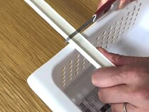 配線カバーを短く切って、リモコンに貼ると…？　意外な活用術3選に「天才」「真似します」