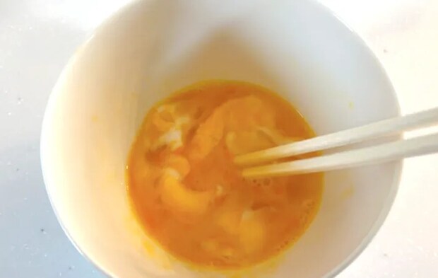 卵を混ぜている画像（撮影：エニママ）