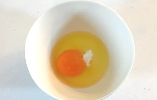 卵、砂糖、塩を器に入れた画像（撮影：エニママ）