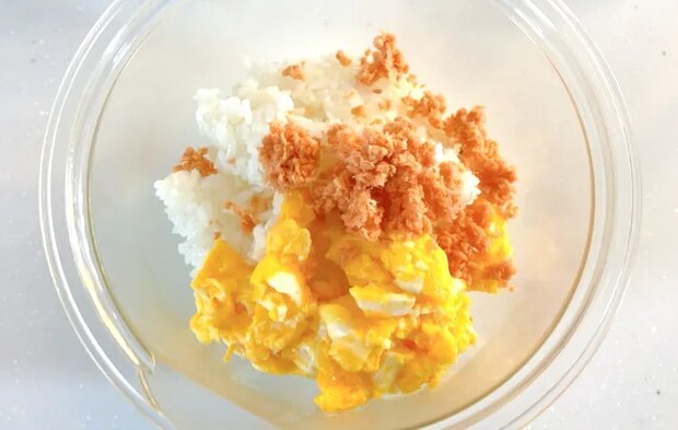 ボウルにご飯、鮭フレーク、炒り卵を入れた画像（撮影：エニママ）