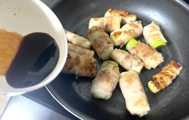 焼けた『肉巻き長ネギ』に醤油、みりん、砂糖の調味料を入れる画像（撮影：エニママ）