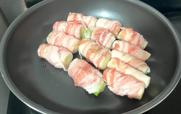 フライパンに『肉巻き長ネギ』を並べた画像（撮影：エニママ）